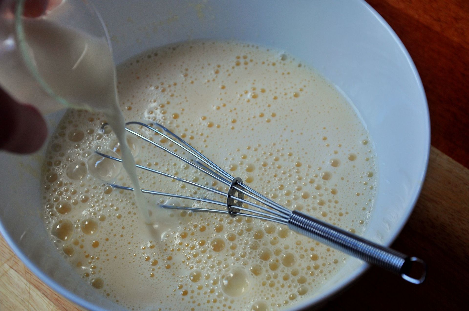 Блины на молоке нужно добавлять соду. Замешивание блинов. Блинное тесто на молоке. Наливаем молоко в тесто. Смешать с молоком взбитые яйца.