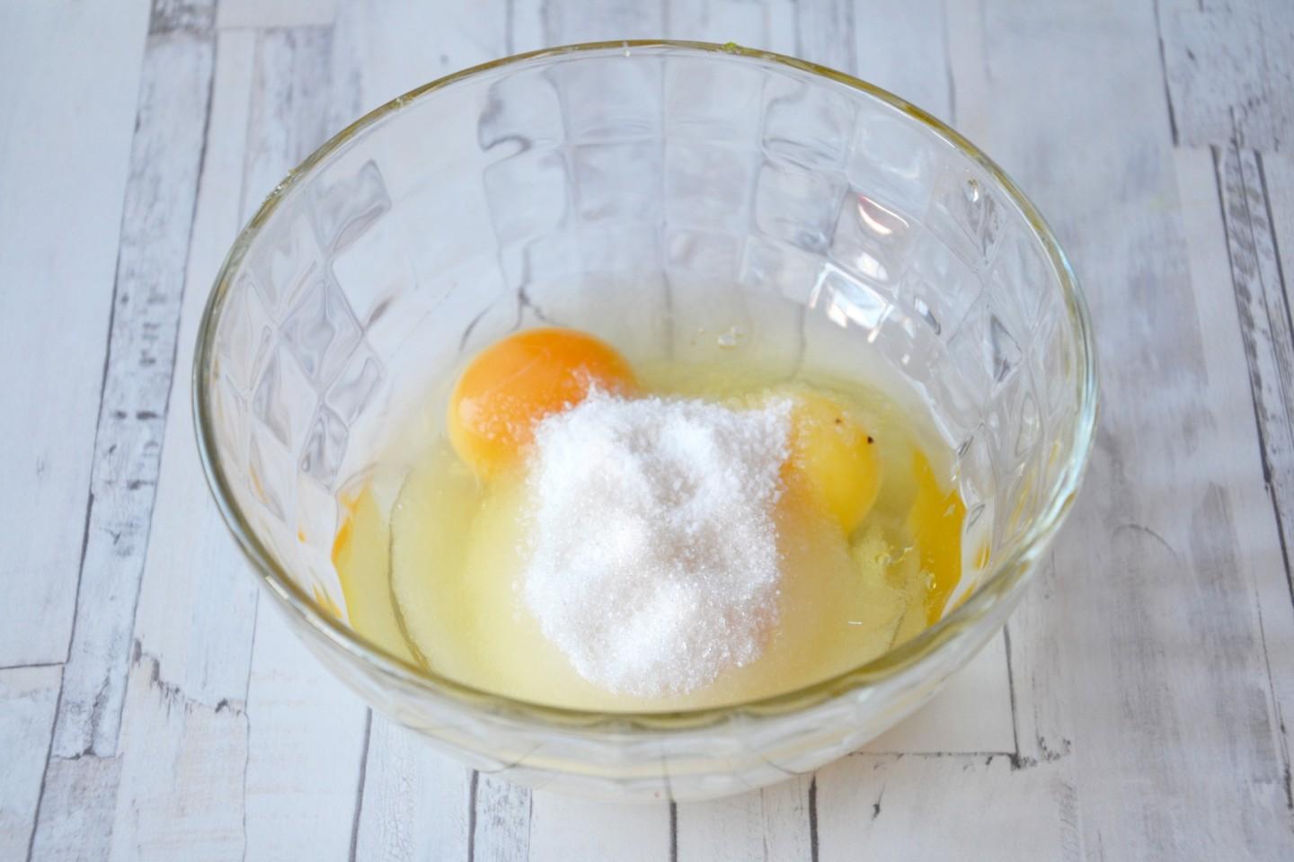 Мука сода вода яйцо. Яичные желтки взбиваются с сахаром. Взбитые яйца с сахаром. Взбитые яйца с солью и сахаром. Взбитые желтки с сахаром.