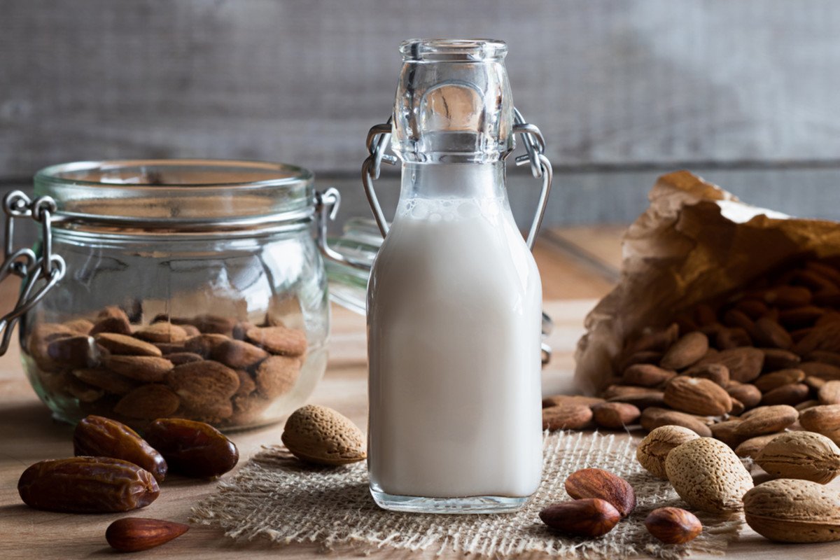 Растительное молоко можно в пост. Ореховое молоко. Миндальное и кокосовое молоко. Миндальное молоко. Домашнее растительное молоко.