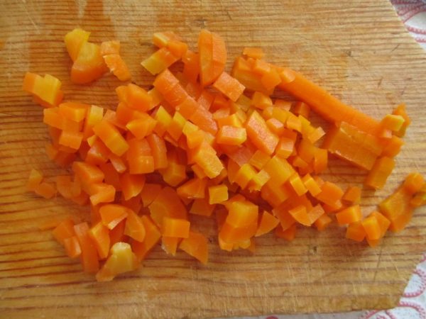 Варёная морковь, измельчённая кубиками