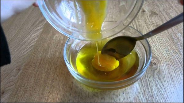 Добавление мёда в масло