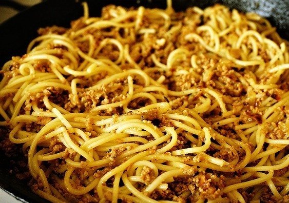 Отварные спагетти с мясным фаршем в сковороде