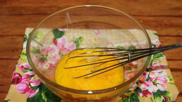Взбитые яйца в стеклянной миске с металлическим венчиком