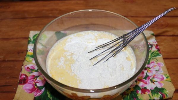 Мука в миске с яично-молочной смесью