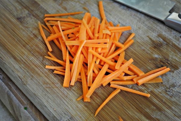 Порезанная брусками морковь