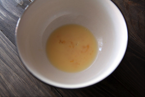Яичный желток с водой в миске