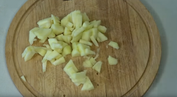 Яблочный майонез: нарезанные яблоки
