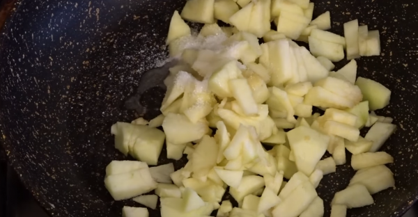 Яблочный майонез: яблоки, соль и сахар на сковороде