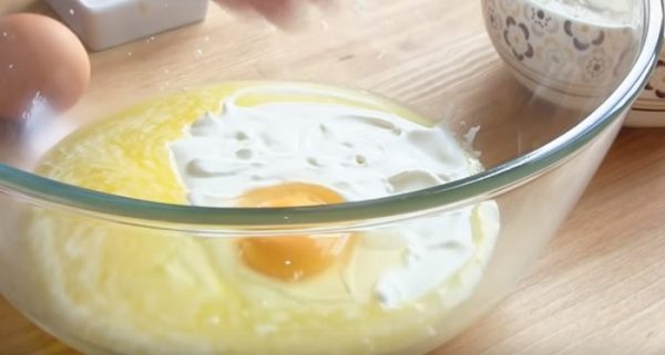 Сметана, масло и яйцо в миске