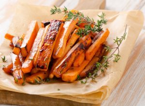 Морковь, запечённая в духовке может послужить прекрасным гарниром или лёгким самостоятельным перекусом