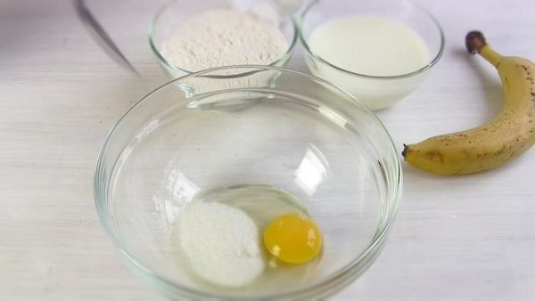 Яйцо и сахар в миске
