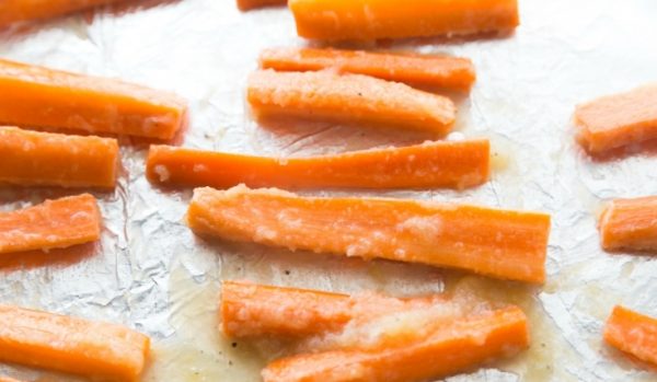Кусочки моркови со сливочным маслом на противне