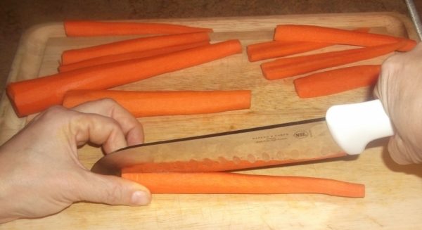 Нарезка моркови на разделочной доске
