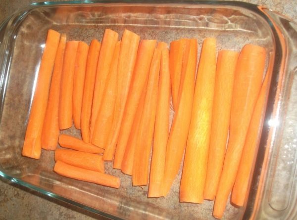 Морковь в прямоугольной стеклянной форме для духовки