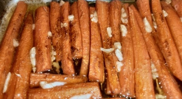 Морковь, запечённая с чесноком и специями в форме
