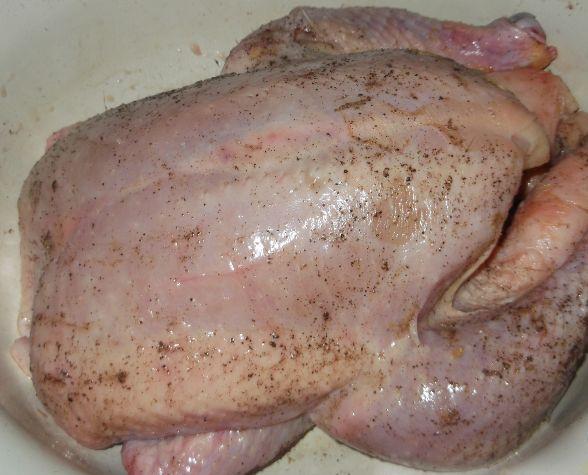 Сырая курица с чёрным молотым перцем и солью