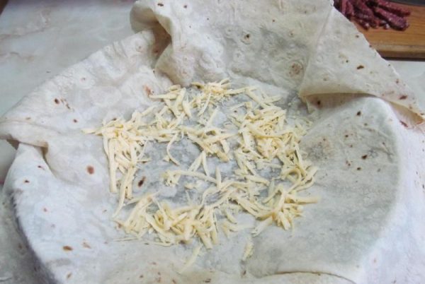 Тонкий лаваш и тёртый твёрдый сыр в сковороде