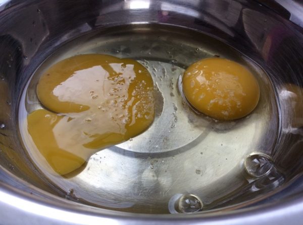 Сырые яйца в металлической ёмкости
