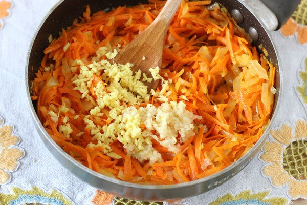 Зажарка из лука и моркови с измельчённым чесноком и имбирем в сковороде