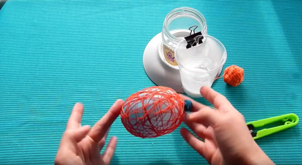 Как сделать пасхальное яйцо из шарика и ниток: этап 10