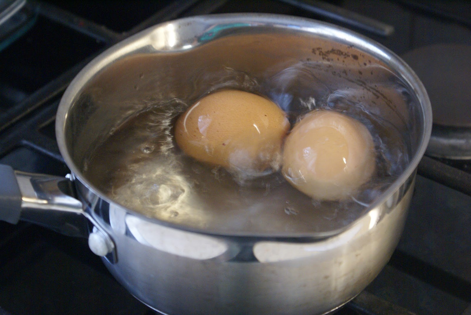 Яйца в кипящую или холодную. Яйца в кастрюле. Zqwf d RFCN.HTK. 2 Вареных яйца. Отварить яйца.