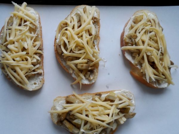 Заготовки для бутербродов в духовке с шампиньонами и сыром