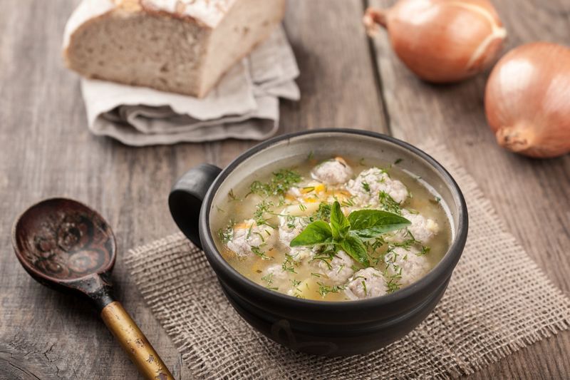 Сытный суп с фрикадельками - прекрасная идея для семейного обеда