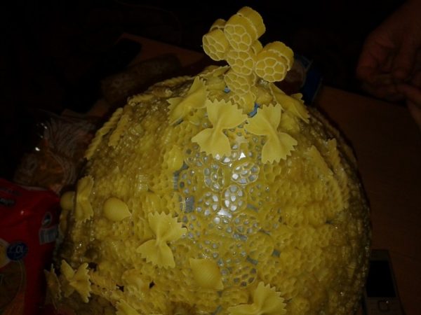 Декор яйца из макарон