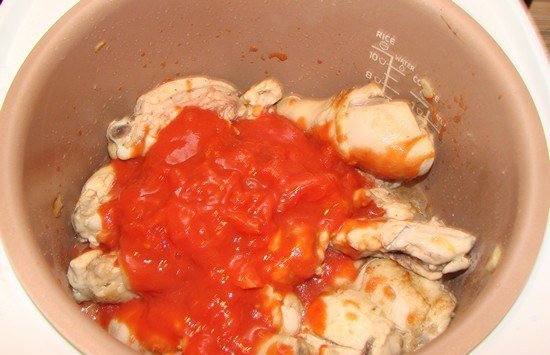 Консервированные в собственном соку помидоры в чаше мультиварки с курицей и луком