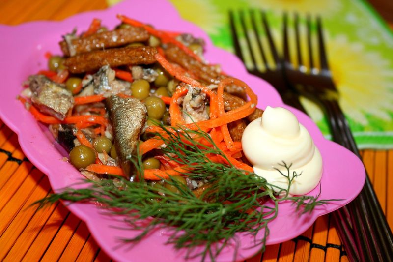 Аппетитный салат из шпрот - возможность украсить стол необычным и очень вкусным блюдом