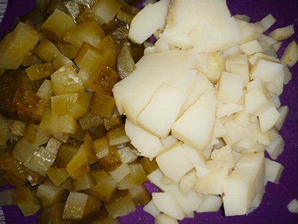 Нарезанные мелкими кубиками солёные огурцы и отварной картофель