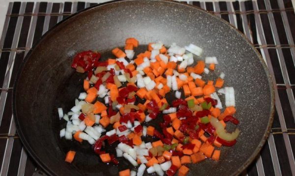 Измельчённые овощи в большой сковороде
