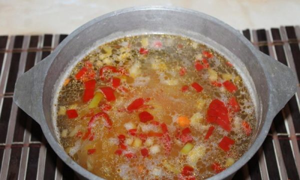 Кастрюля с заготовкой для супа