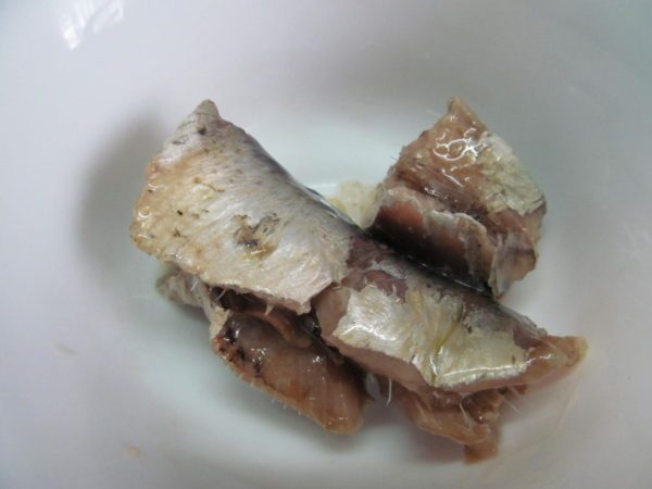 Кусочки консервированной рыбы в белой ёмкости