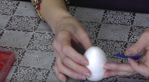 Как сделать пасхальное яйцо из атласных лент в технике «артишок»: этап 2