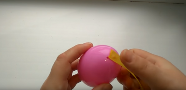 Обматывание яйца атласной лентой: этап 1