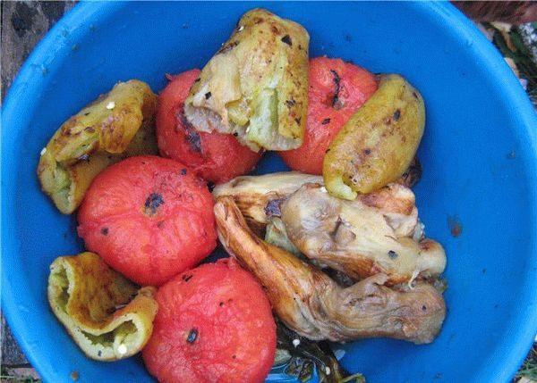 Очищенные от кожицы печёные овощи в голубой миске