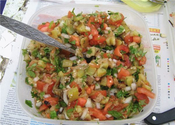 Салат из запечённых на мангале овощей по-армянски в пластиковой ёмкости