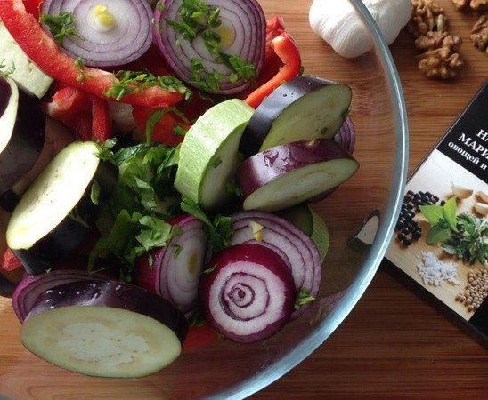Кусочки нарезанных свежих овощей для запекания на мангале в стеклянной миске на столе