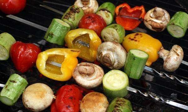 Шашлык из свежих овощей и шампиньонов на мангале