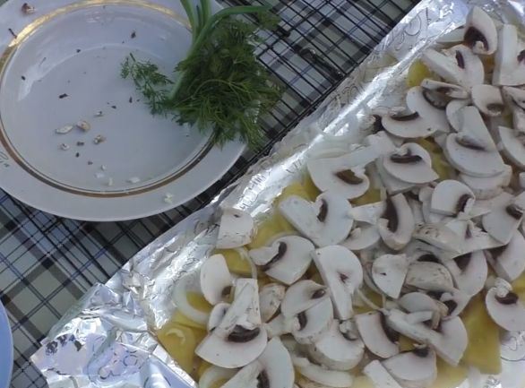 Картофель, лук и шампиньоны на фольге для запекания