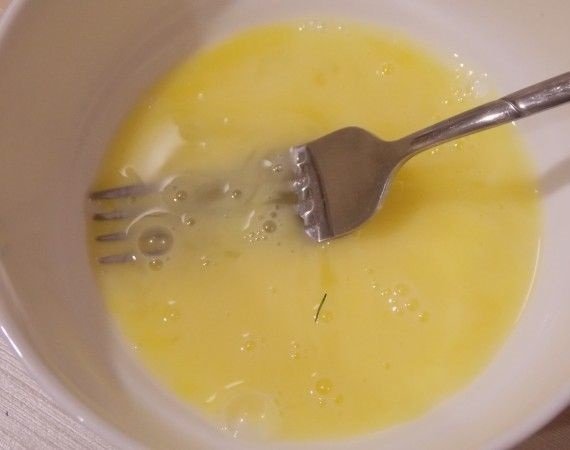 Взбитое яйцо в миске