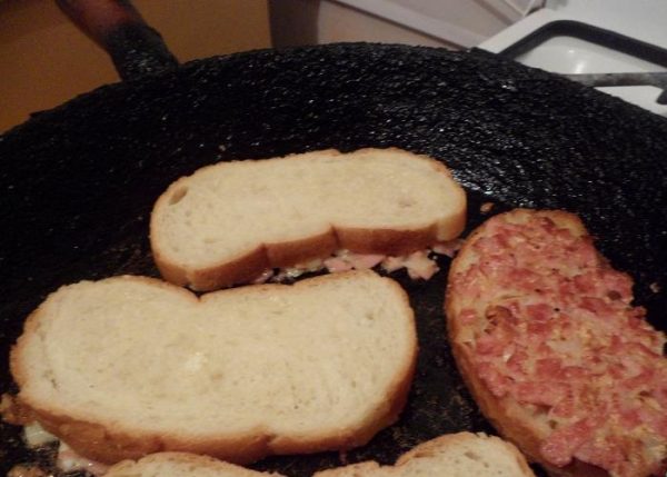 Бутерброды с сосисками на сковороде