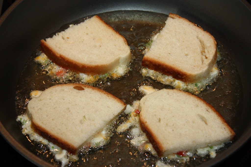 Рецепт горячих бутербродов на сковороде с сыром. Бутерброды с сыром на сковороде. Тёплые бутерброды на сковороде. Горячий сэндвич на сковороде. Горячие бутерброды на сковороде.