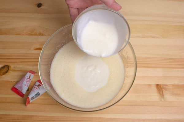 Добавление натурального йогурта в яично-сахарную смесь
