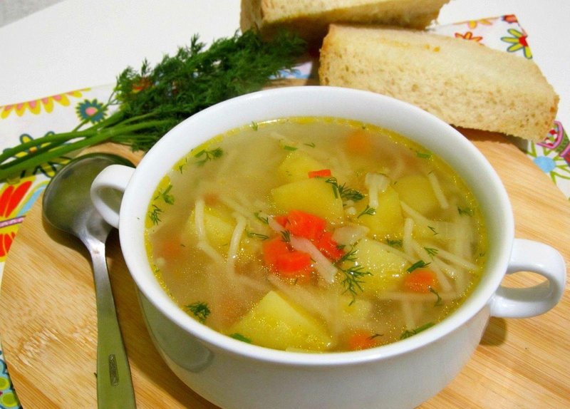 Простой, но вкусный суп с макаронами и картофелем легко утолит голод ваших домочадцев