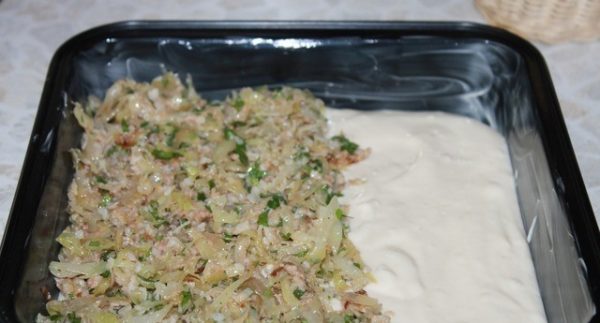 Формирование заливного пирога с рыбой, капустой и рисом