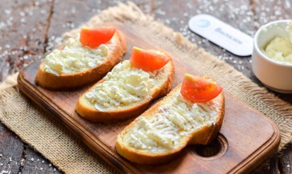 Сыр и помидоры на хлебе