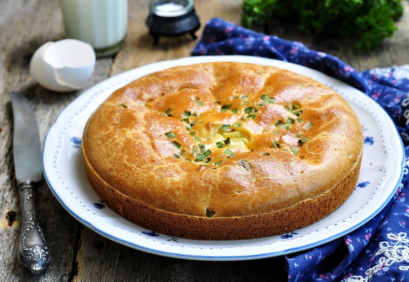 Заливной пирог с картошкой станет отличным дополнением к семейному обеду, дружескому чаепитию или праздничному застолью