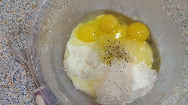 Сырые яйца, сметана, майонез, соль и чёрный молотый